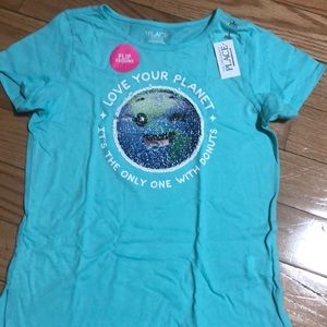 A short sleeve sequins shirt.